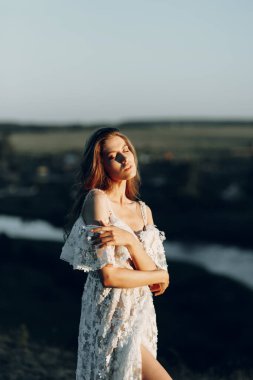 Boho tarzında güzel bir gelin. Günbatımında Avrupa tarzı güzel sanatlarda düğün.