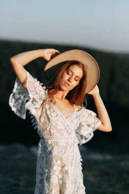 Boho tarzında güzel bir gelin. Günbatımında Avrupa tarzı güzel sanatlarda düğün.