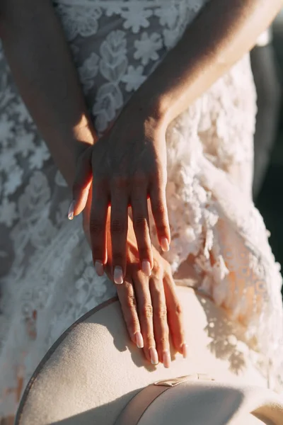 Schöne Braut in der Natur im Boho-Stil. Hochzeit im europäischen Stil der Fineart bei Sonnenuntergang. — Stockfoto