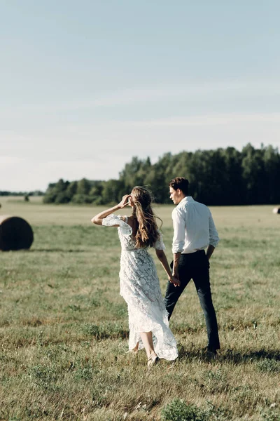 Hermosa pareja en la naturaleza en estilo boho. Boda en estilo europeo bellas artes al atardecer . —  Fotos de Stock