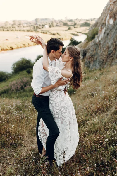 Belo casal na natureza em estilo boho. Casamento em estilo europeu arte fina ao pôr do sol . — Fotografia de Stock