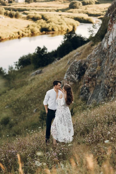 Belo casal na natureza em estilo boho. Casamento em estilo europeu arte fina ao pôr do sol . — Fotografia de Stock