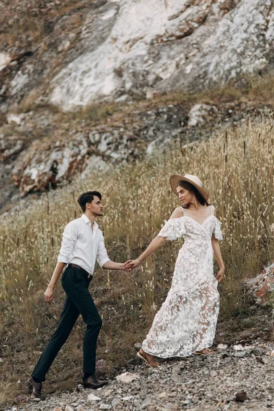 Gyönyörű pár a természetben boho stílusban. Esküvő európai stílusban képzőművészet naplementekor. — Stock Fotó