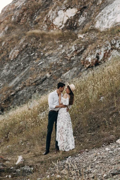 自然界の美しいカップルのbohoスタイルで。日没時のヨーロッパスタイルのファインアートで結婚式. — ストック写真