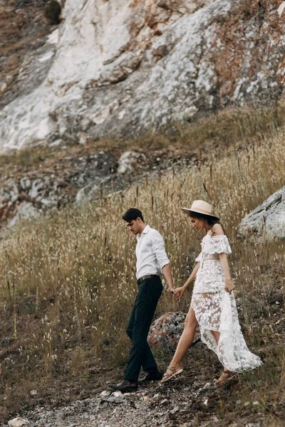 Vackra par i naturen i boho stil. Bröllop i europeisk stil konst i solnedgången. — Stockfoto