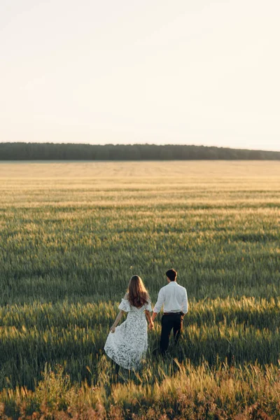 Belo casal na natureza em estilo boho. Casamento em estilo europeu arte fina ao pôr do sol . — Fotografia de Stock