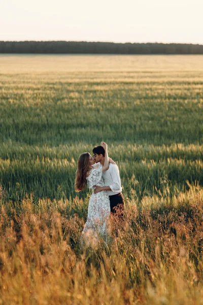 Hermosa pareja en la naturaleza en estilo boho. Boda en estilo europeo bellas artes al atardecer . — Foto de Stock