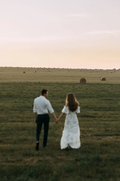 自然界の美しいカップルのbohoスタイルで。日没時のヨーロッパスタイルのファインアートで結婚式. — ストック写真