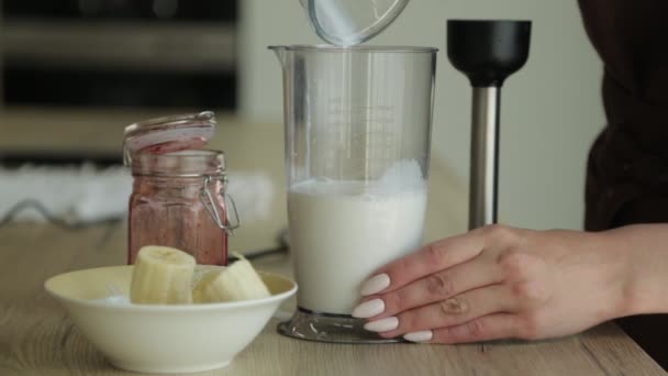 Smoothie mieszane w zwolnionym tempie z góry. Stosowanie truskawek owocowych, bananów i jogurtów na białym tle. — Wideo stockowe