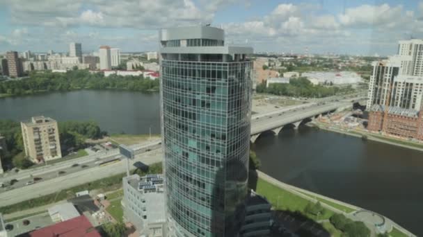 Das Zentrum der Skyline von Jekaterinburg, die Straße von Jelzin. Wolkenkratzer Iset Tower, die zentrale Promenade des Flusses, das historische Stadtzentrum von Jekaterinburg, Russland. — Stockvideo