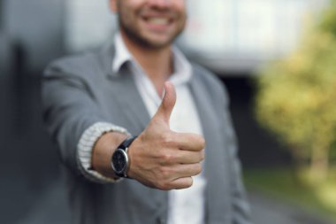 Erkek eli sınıfı gösteriyor, ve parmağıyla işaret ediyor. İş adamı sanal ekrandaki kişi ile düğmeye tıklıyor.