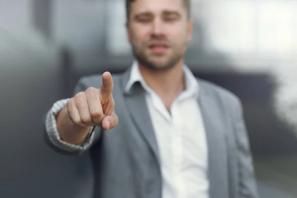 A mão do homem mostra a classe, e aponta com o dedo. O empresário clica no botão com o contato na tela virtual. — Fotografia de Stock