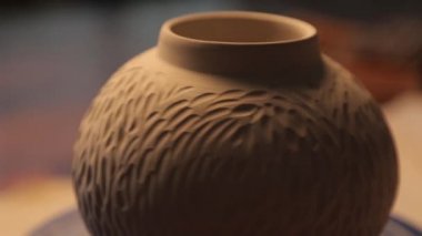 Çamur testi atölyede bir daire çiziyor. Kil ürünleri kapatılıyor.