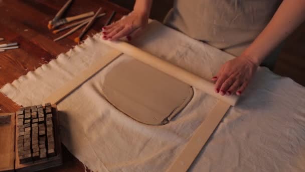 Proces produkcji płyt glinianych w warsztacie. Dekoracyjne zastawy stołowe wykonane z ręcznie wykonanej ceramiki z bliska. — Wideo stockowe