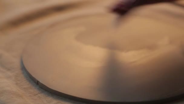 Der Prozess der Herstellung von Tonplatten in der Werkstatt. Dekoratives Geschirr aus handgefertigter Keramik in Nahaufnahme. — Stockvideo