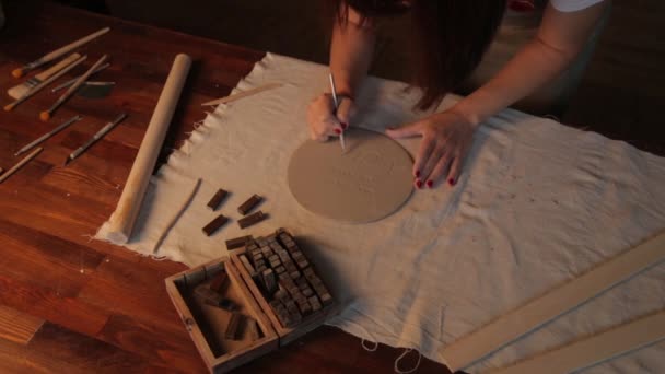 El proceso de fabricación de placas de arcilla en el taller. Vajilla decorativa hecha de cerámica hecha a mano de cerca. — Vídeo de stock