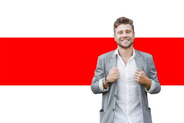 En man står mot den revolutionära oppositionens vita och röda flagga i protest mot den diktatoriska regimen i Vitryssland. Val av Vitrysslands president. — Stockfoto