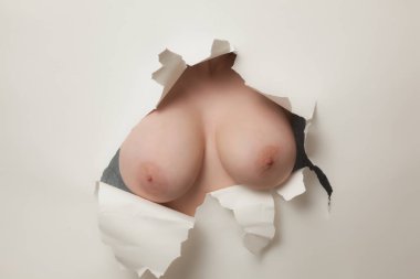 Kağıdın delik tam kadında ait kadın meme.