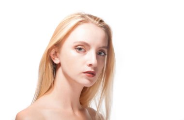 güzel bir sarışın beyaz zemin üzerine portresi.