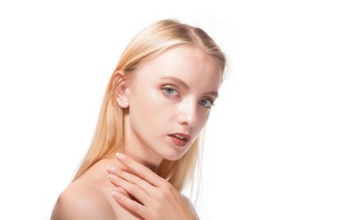 güzel bir sarışın beyaz zemin üzerine portresi.