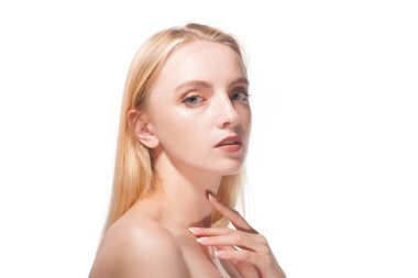 güzel bir sarışın beyaz zemin üzerine portresi.