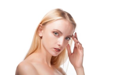 güzel bir sarışın beyaz zemin üzerine portresi.