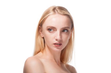 güzel bir sarışın beyaz zemin üzerine portresi.