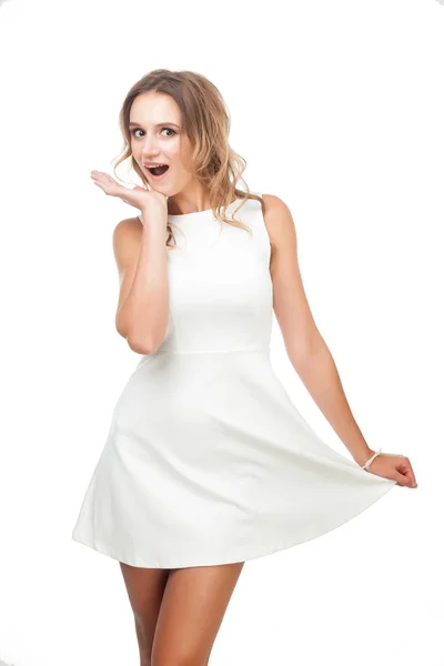 白い背景に白いドレスにうれしそうな女の子 — ストック写真