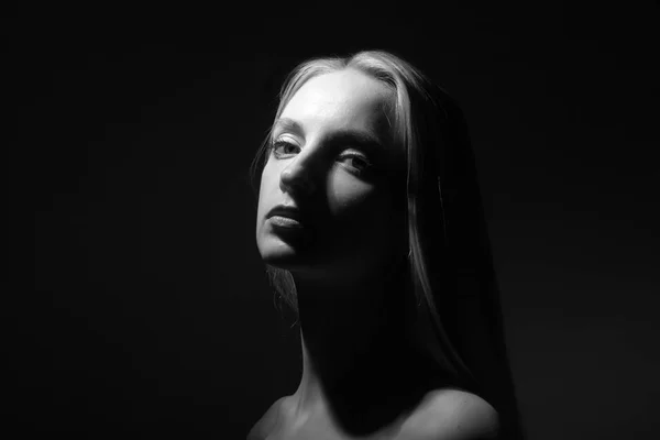 güzel bir sarışın siyah zemin portresi.