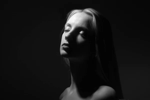 Portret Piękna Blondynka Czarnym Tle — Zdjęcie stockowe