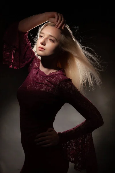 Frumos Blonda Fata Păr Zburător Într Rochie Roșie Fundal Negru — Fotografie, imagine de stoc