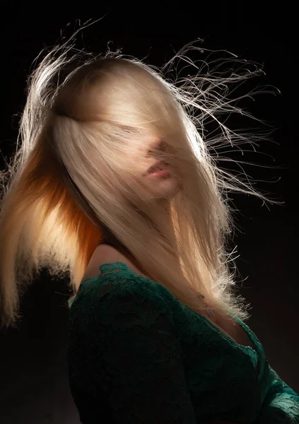 Krásná Blondýnka Létáním Vlasy Zelených Šatech Černém Pozadí — Stock fotografie