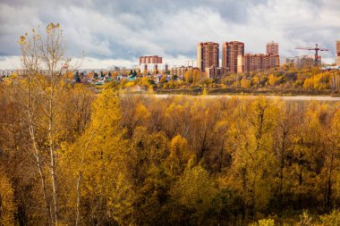 Orman nehir ve sonbahar, sonbahar yatay. Mesafe şehirde gördüğünüz.
