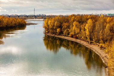 Orman nehir ve sonbahar, sonbahar yatay.