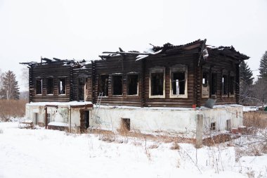 Arka plan beyaz kar kış bir yangında yanmış bir günlük ev.