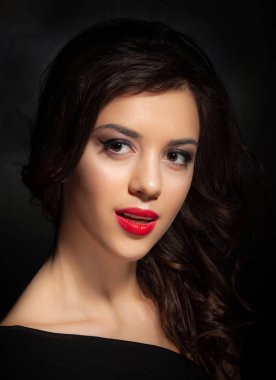 koyu arka plan üzerine güzel bir esmer portresi.