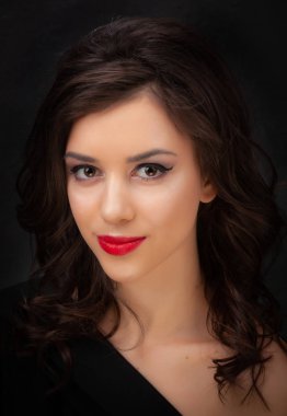 koyu arka plan üzerine güzel bir esmer portresi.