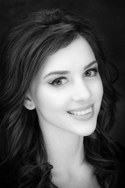 koyu arka plan üzerine güzel bir esmer portresi.