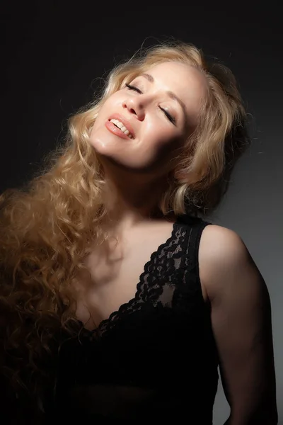 Portrait Une Belle Blonde Sur Fond Noir — Photo