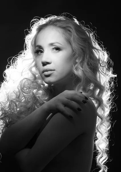 Porträt Einer Halbnackten Blondine Auf Schwarzem Hintergrund — Stockfoto