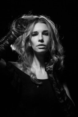 Siyah arka planda bir kızın portresi.