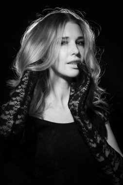 Siyah arka planda bir kızın portresi.