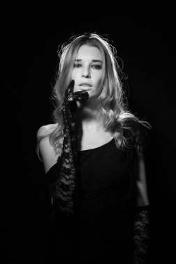 Siyah arka planda bir kızın portresi.