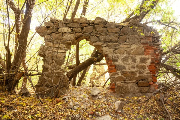 Die Ruinen Eines Steingebäudes Herbstlichen Wald — Stockfoto