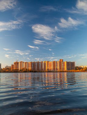 Maviye karşı gölün yüzeyine yansıyan binalar 
