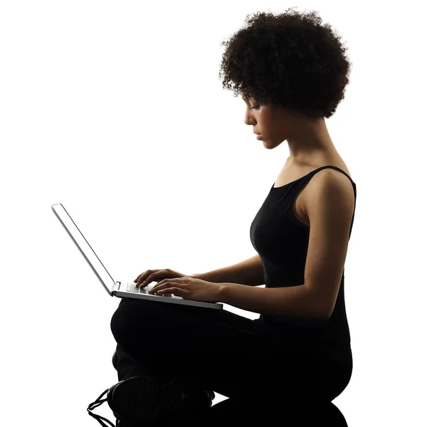 Eine Gemischte Rasse Afrikanische Junge Teenager Mädchen Frau Computer Laptop — Stockfoto