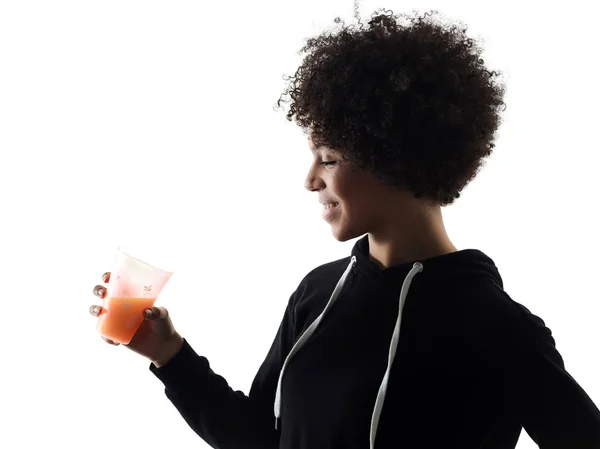 Молодая девушка-подросток пьет апельсиновый сок тень изолированы — стоковое фото