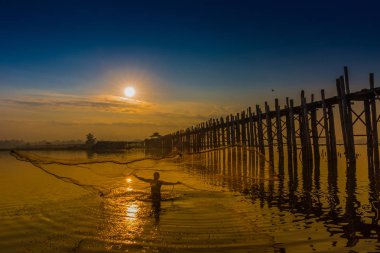 U olmak Köprüsü Taungthaman Gölü Amarapura Myanmar