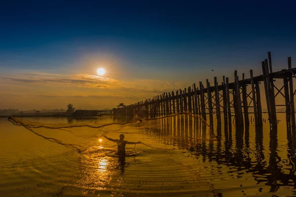 U Bein most Taungthaman nad jeziorem Amarapura Myanmar — Zdjęcie stockowe