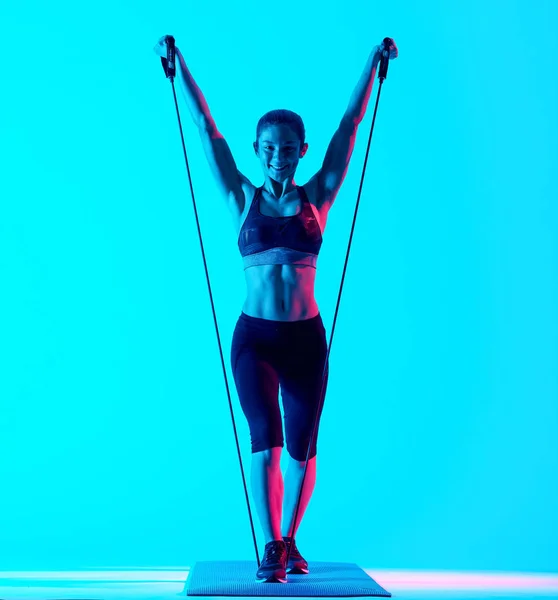 Mujer ejerciendo ejercicios de fitness elásticos aislados — Foto de Stock